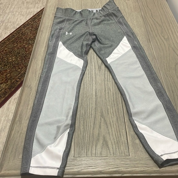 UA capri tights in light gray - Picture 1 of 4